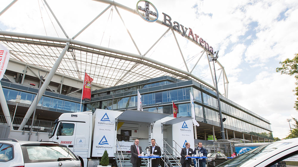»Rücknahme TO GO«. NIESEN Promotion Truck als Verwaltungspoint für die Rücknahme von 60 Gebrauchtwagen von Bayer Leverkusen